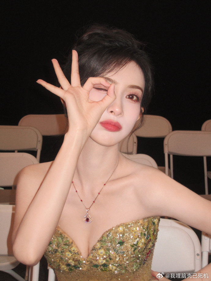 孟子义端水式合照 孟子义和男主们合照 孟子义和男主们合照，这端水式的合照和文案，