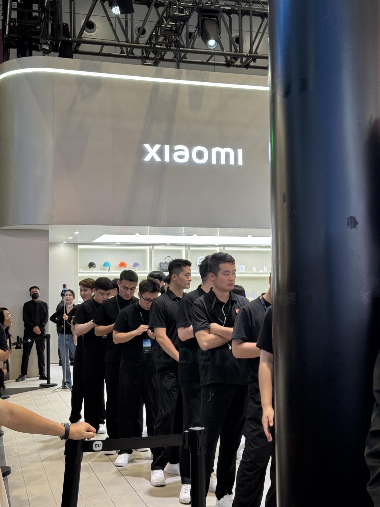 这场面，我只在机场的士候车区见过！2025粤港澳大湾区车展的小米展台上，有100