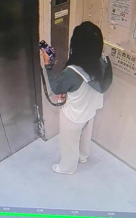 近日福建泉州一个高层小区里，发生了一件特别让人窝火又后怕的事。一名女子独自坐电梯