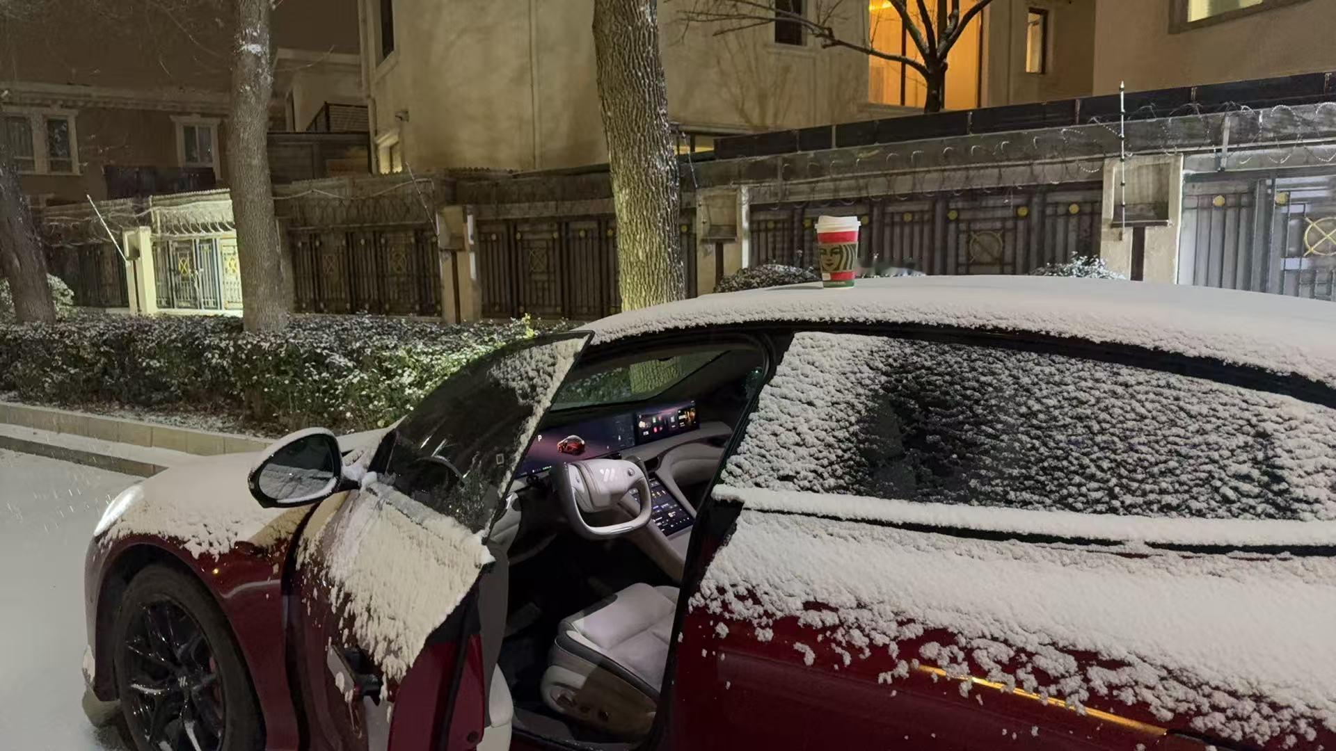 领导传回的照片，我这马蒂斯红的智力L6 Ultra，盖个小白头，也太有感觉了。耳