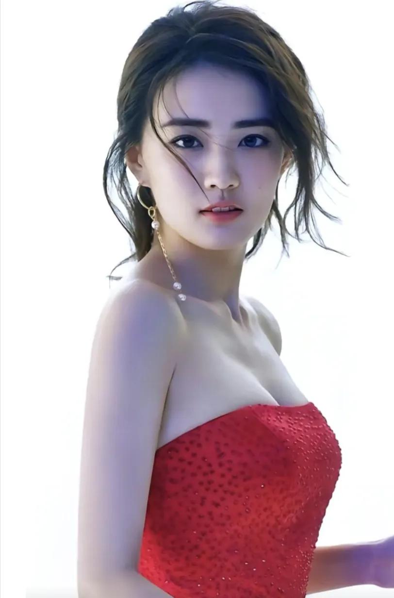 徐璐真的不是一般的漂亮，是怎么看都漂亮，尤其面带微笑，令人倾倒。颜值，身高，体型