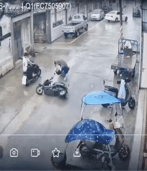 欺软怕硬的主，这回碰上硬茬。
一中年男子在骑电动车时，因为下雨路滑，加之车速过快