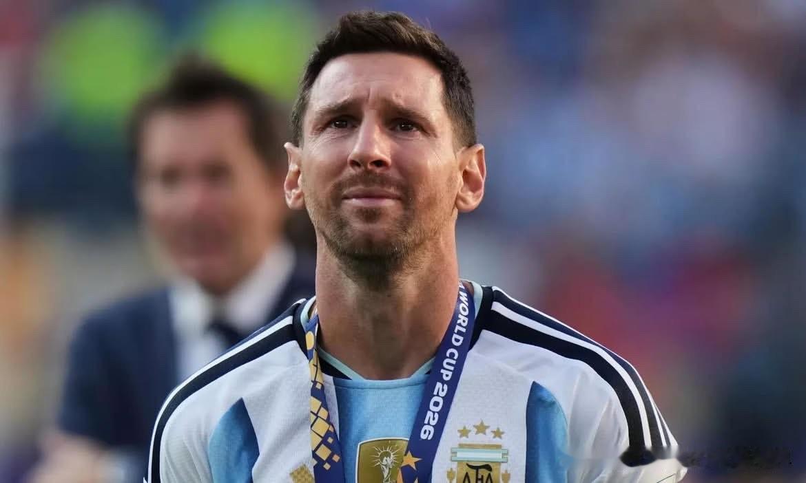世界杯决赛结束后，看着梅西落寞的背影，网上又有人拿“FIFA男孩”这个名号来说他
