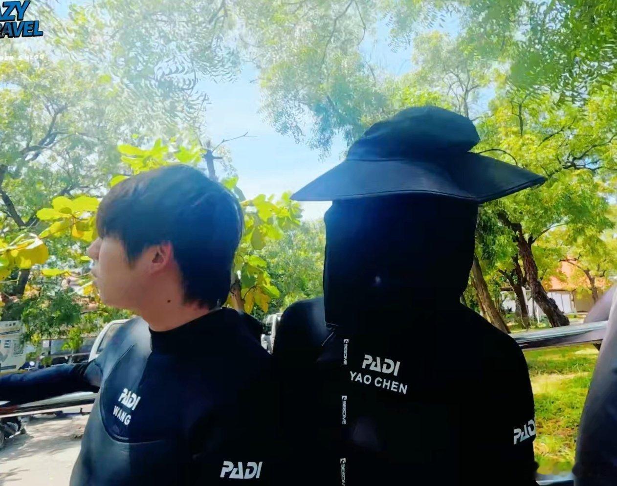 get到了线下辨认姚琛的方法姚琛走路敷面膜是有点随性在身上的 白天外出防晒包脸，