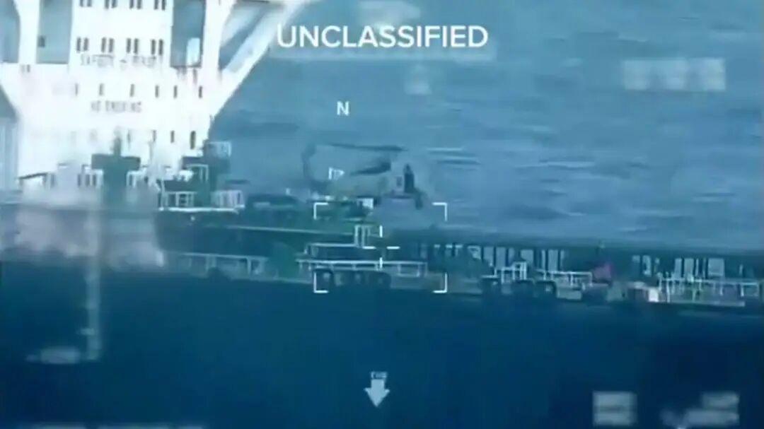 美国国土安全部长诺姆宣布，美军已登上第二艘委内瑞拉油轮并将其扣押。美海岸警卫队周