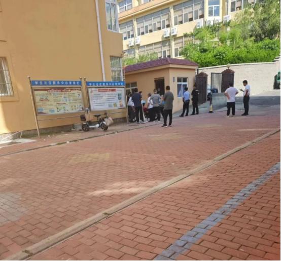 山东青岛，一大学宿管大爷在值班室昏迷离世，学校说是太热导致的，校方回应来了！
 