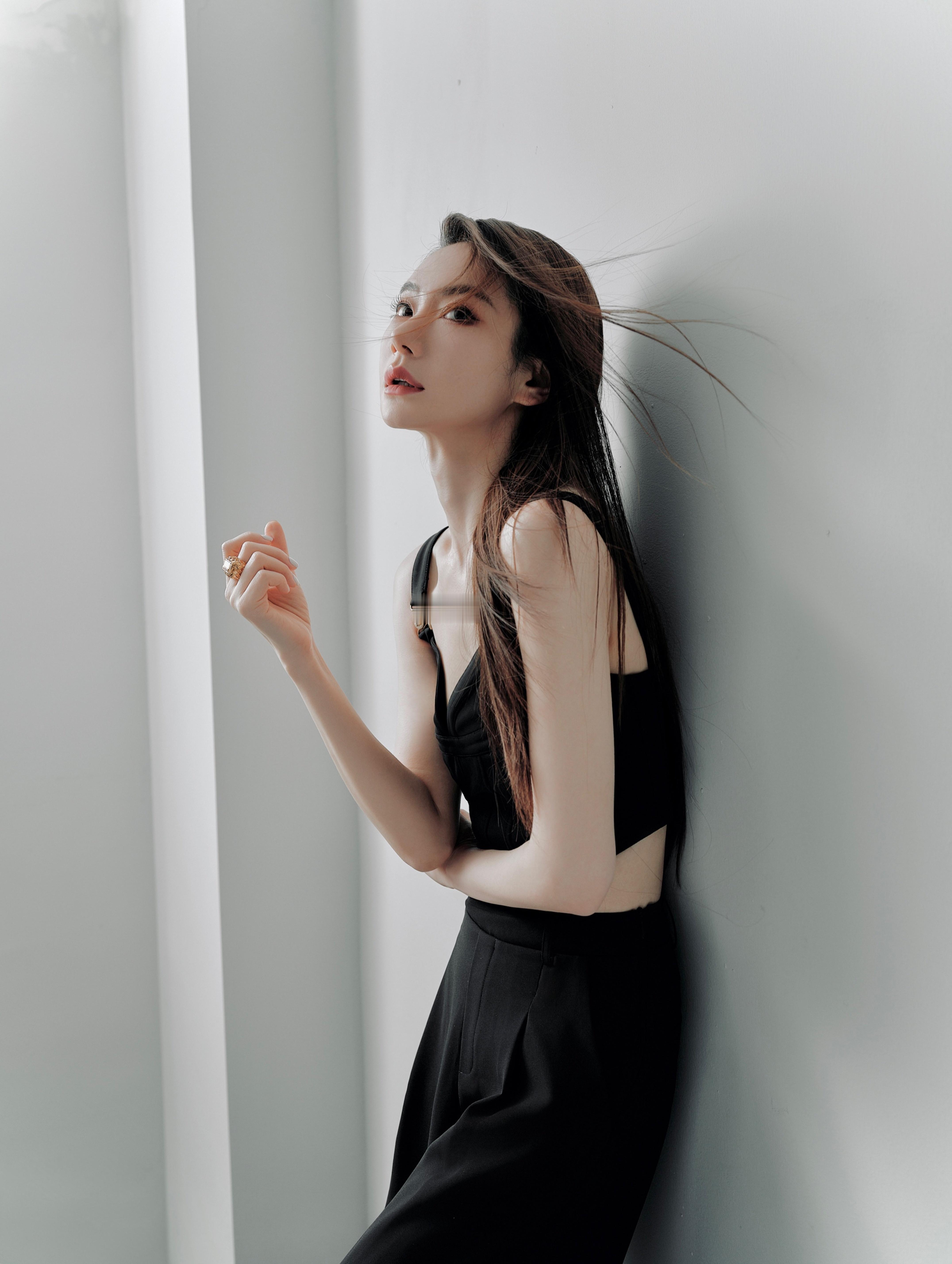 戚薇，长发黑衣，飒爽柔美。戚薇