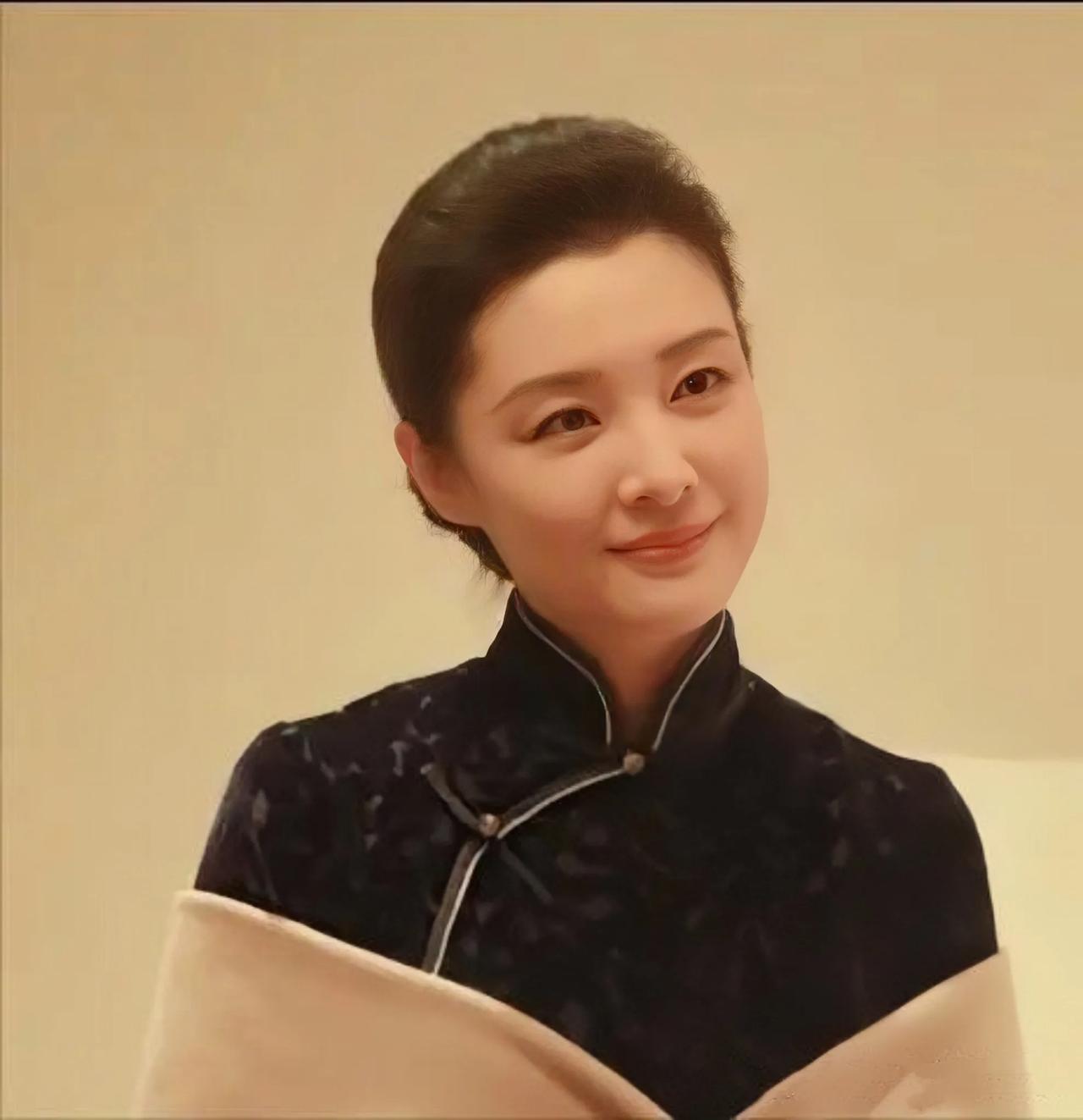 周涛一身暗花旗袍，典雅高贵，将宋庆龄先生演绎出了天花板的高度。
周涛优雅迷人，端