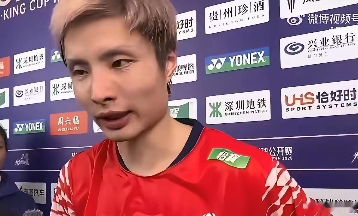 石宇奇回应2比0桃田贤斗这是天王杯国际羽毛球公开赛的赛场，在首日八进四的比赛中，