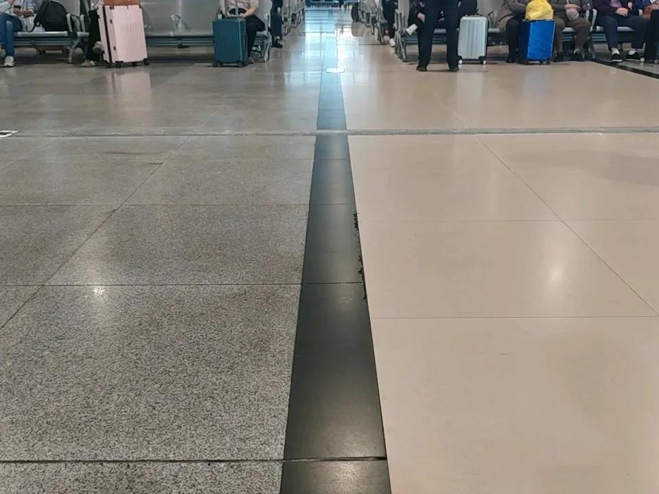 你怎么走上这条路？

终于看到动车站了，我松了口气，可却被一穿交警制服的啊sir