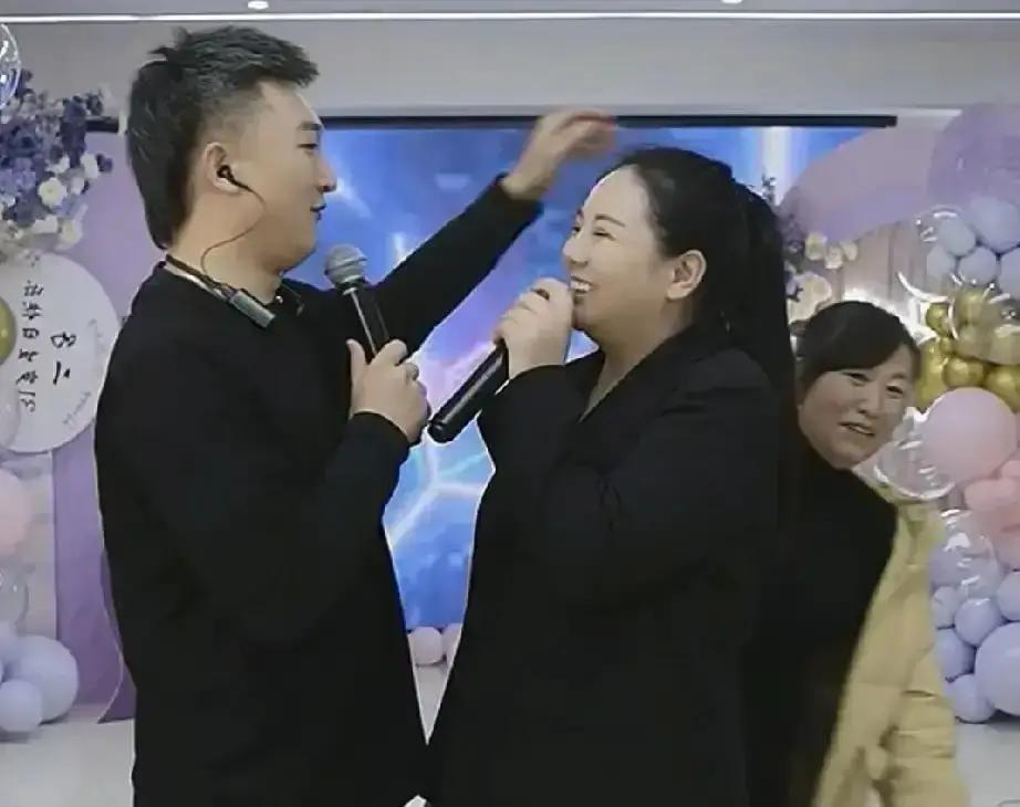 直播打架后，他们一夜掉粉12%，但真正的危机才刚开始。
 
信任是直播电商的血管