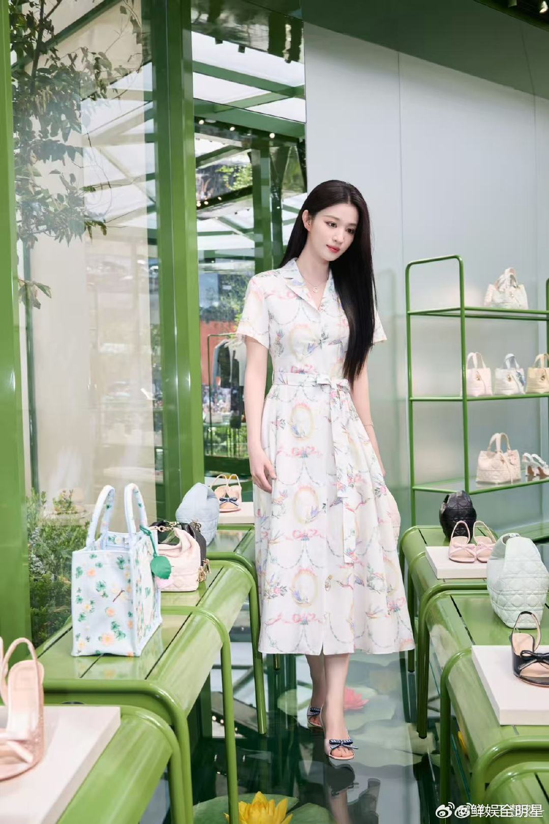 王楚然拍戏脚疼出表情包王楚然拍戏脚疼出痛苦面具王楚然脚疼的表情包出圈，镜头之外默