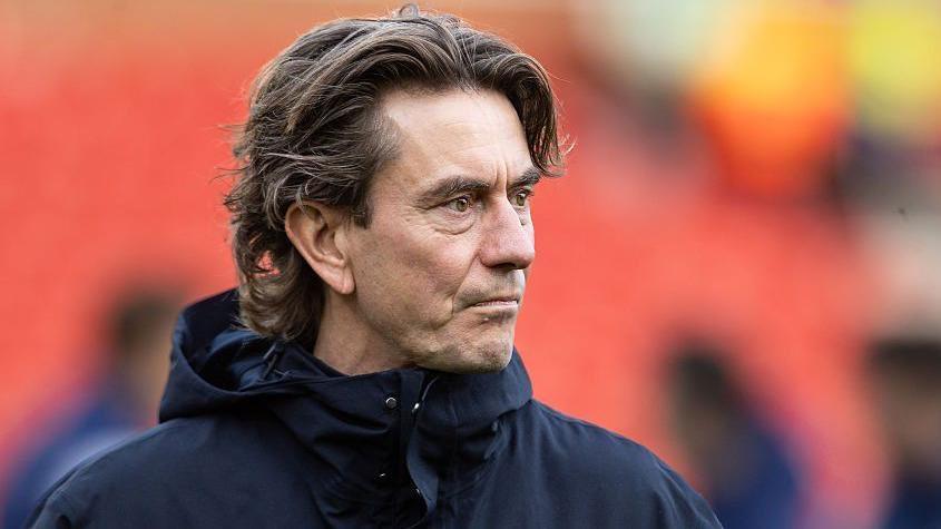 【弗兰克：范德芬的铲球没问题】在昨日的发布会，斯洛特批评了范德芬导致伊萨克受伤的