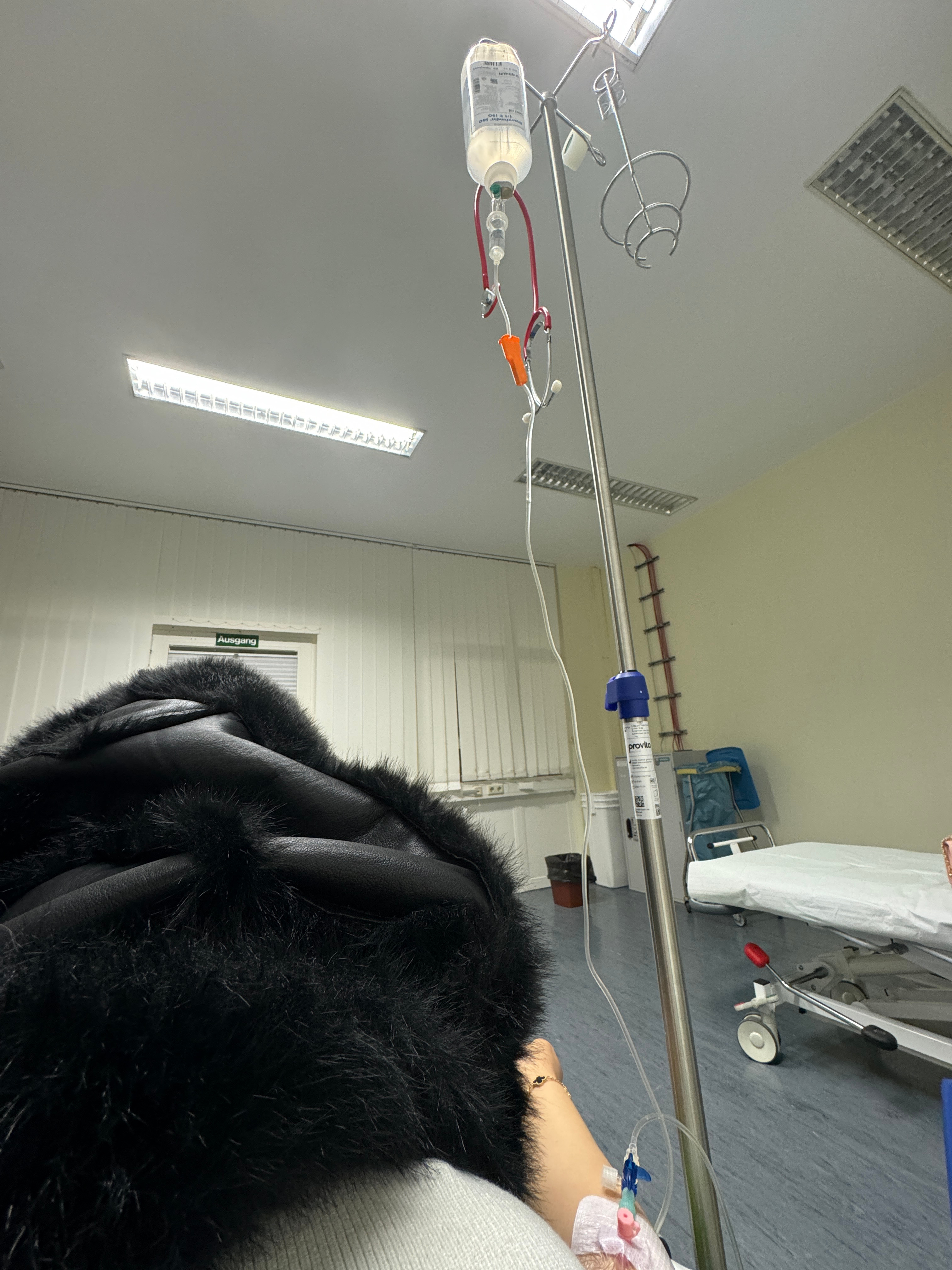 在国外看病真的好难 发烧了4天实在挺不了 账单还没发我 估计很贵 [苦涩]  ​