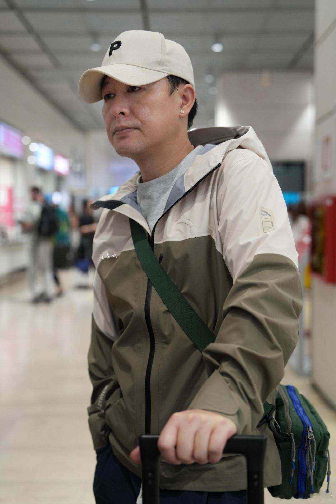 张颂文戴耳钉张颂文久违戴耳钉，之前看他的剧都没发现他有耳洞。。。张颂文久违戴耳钉