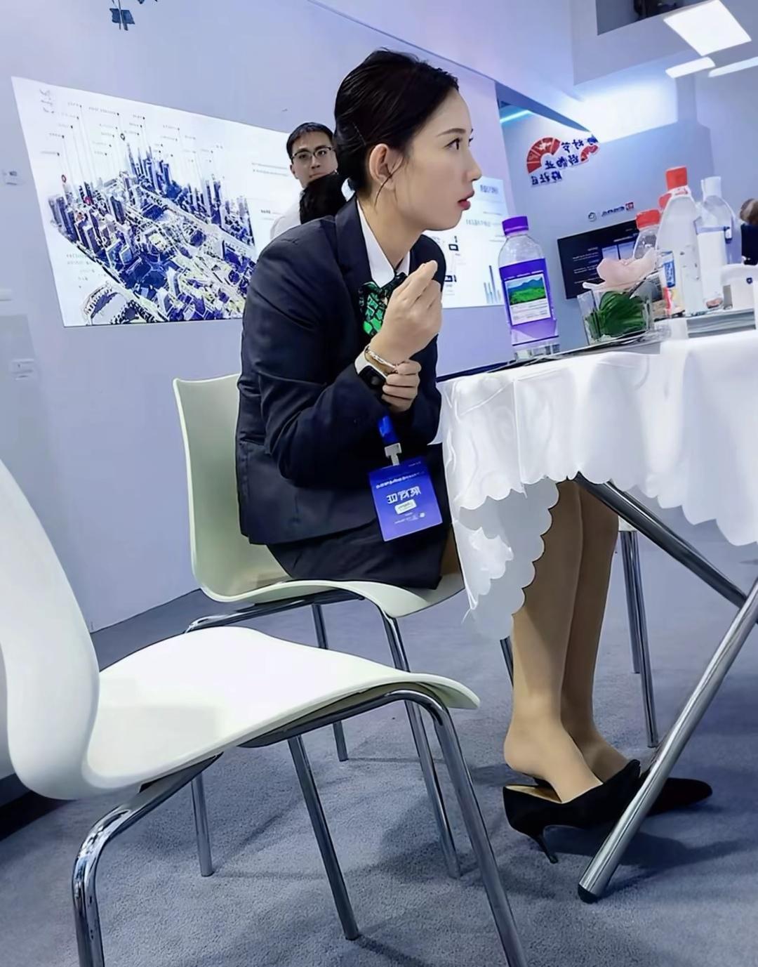 职场女性风采，优雅商务穿搭