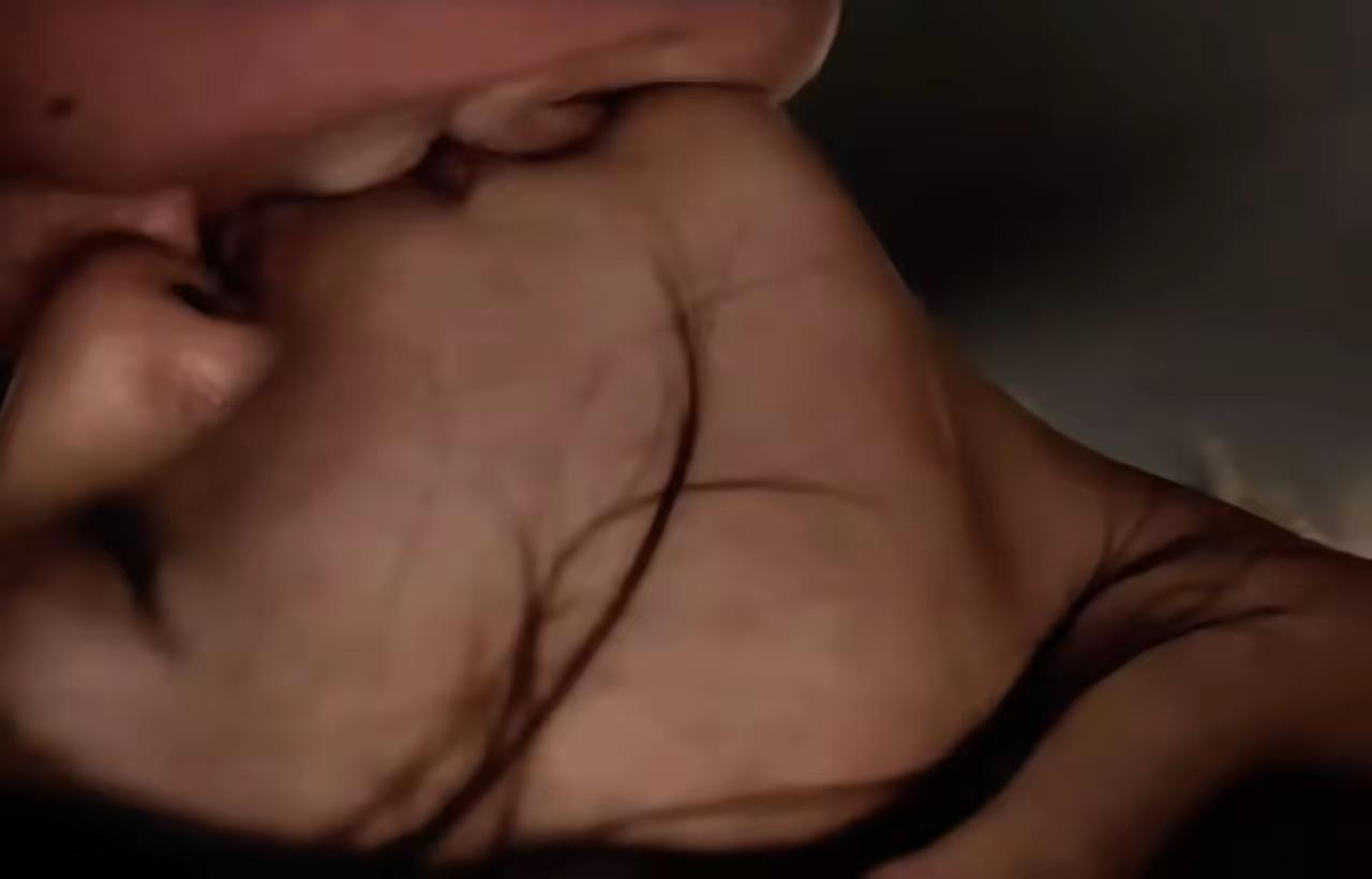 一觉醒来，发现全网都在热议孙俪在《危险关系》中的亲密戏。
有网友说，一向不接大尺