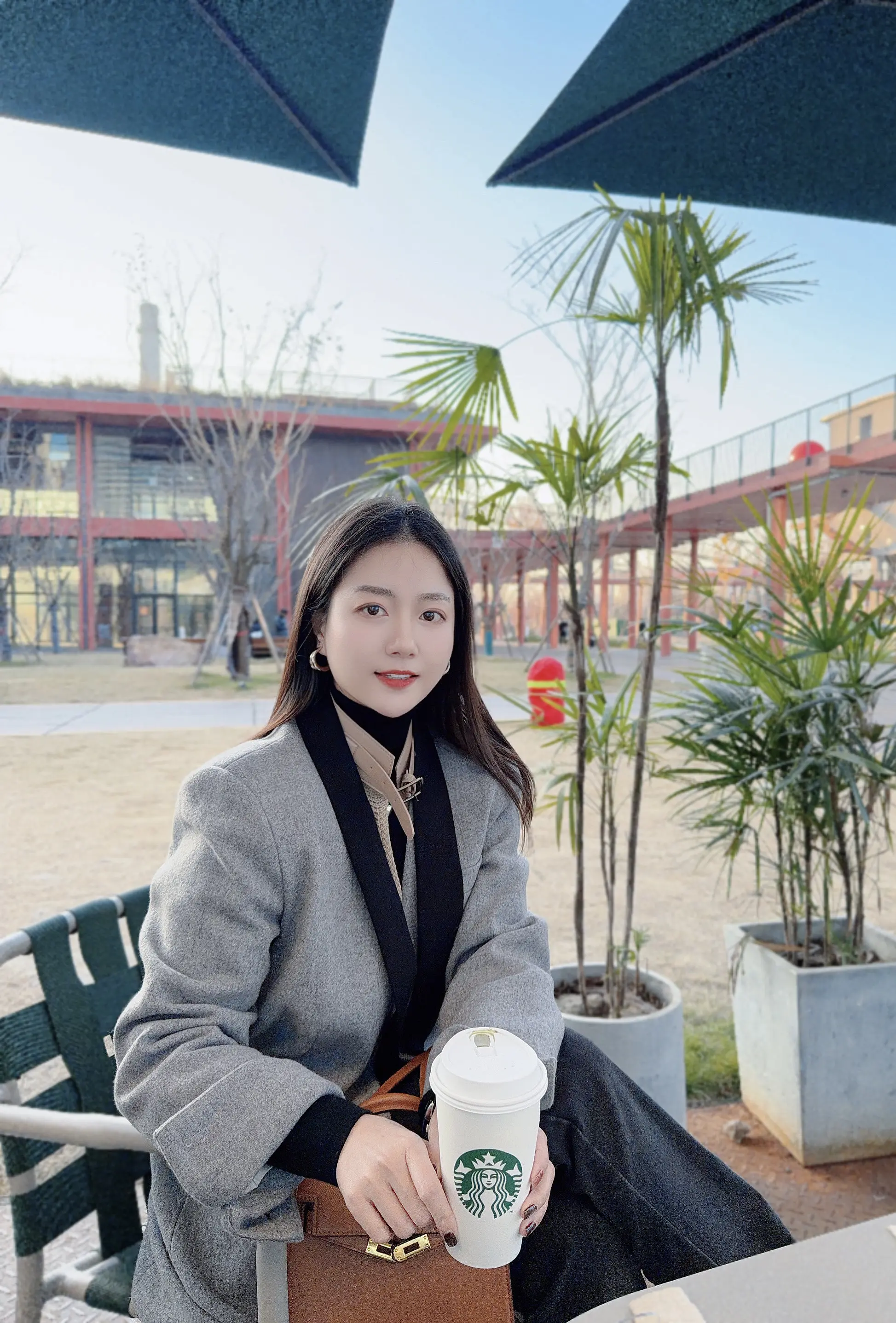 她比踏实的人自由 比爱玩的人克制 说她幼稚 在同龄人里略显成熟 说她成...