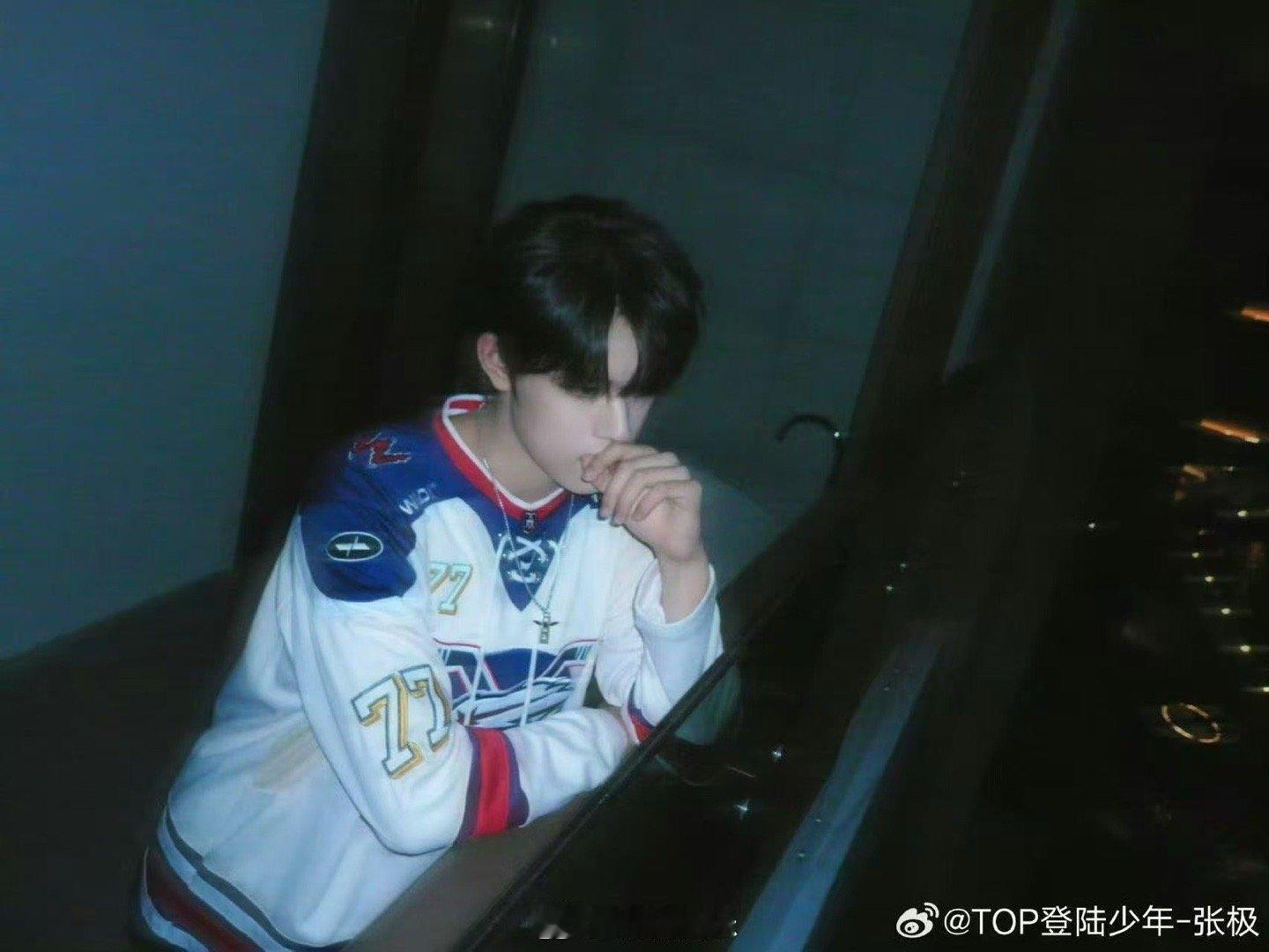 张极C位烧舞dangerous 舞步精准，气场全开。张极在C位展现了超越期待的掌