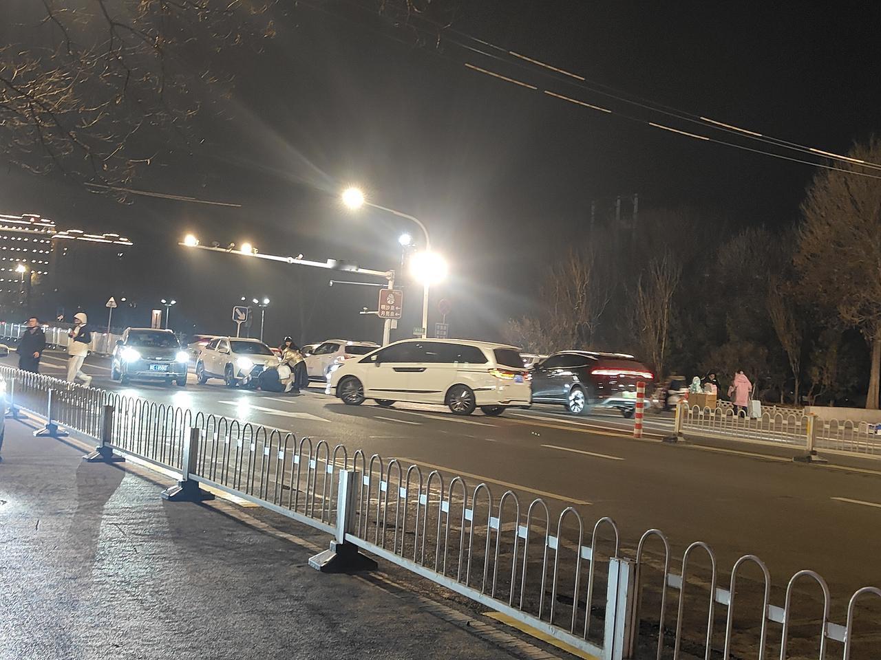 今天晚上再路过邢台市新华南路七里河大桥北边这个新京都小区门口的时候发现一辆电动车