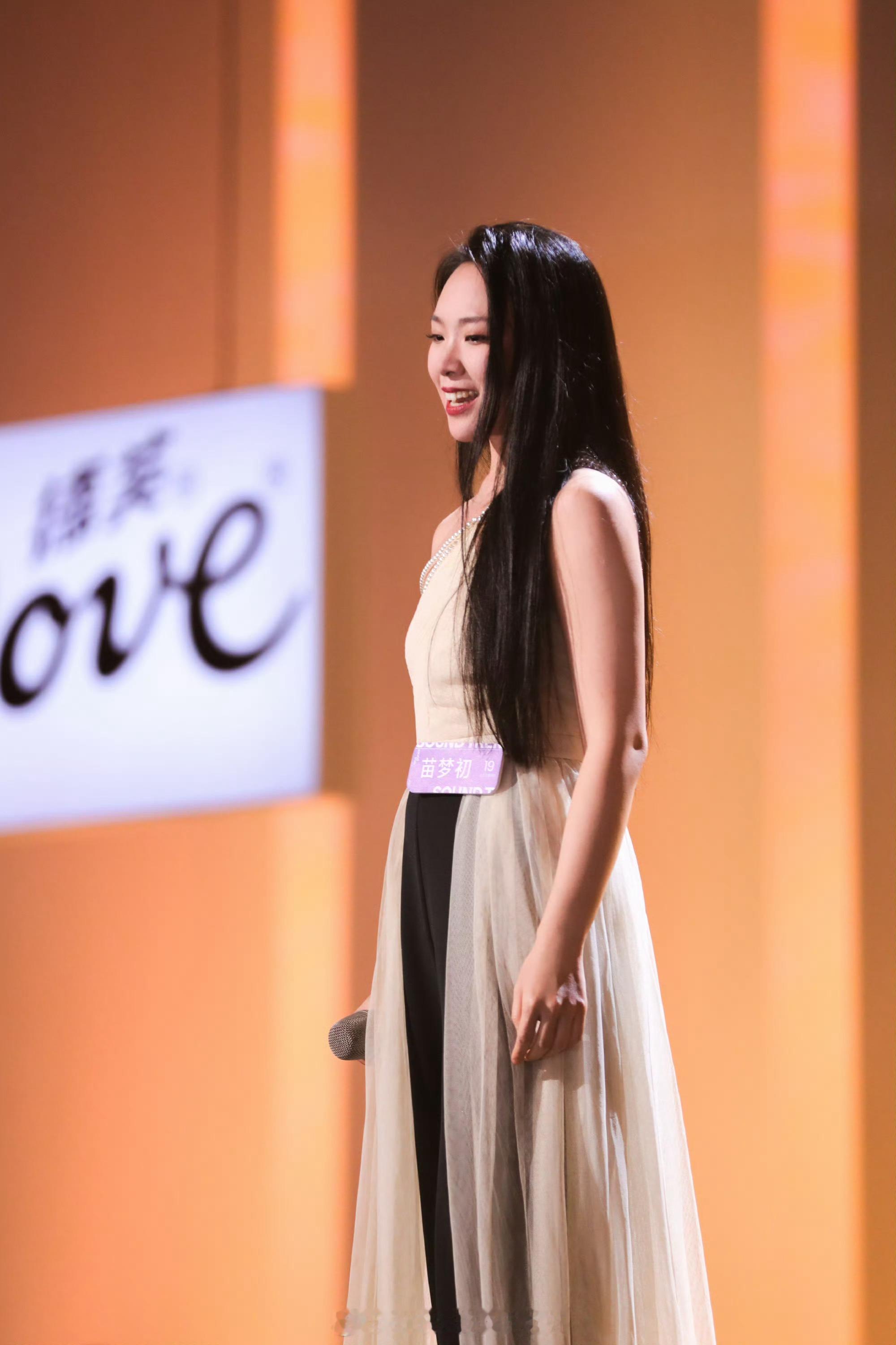 人只有在自己热爱的领域才会闪闪发光，苗梦初站在音乐剧的舞台上，真的太美了吧。