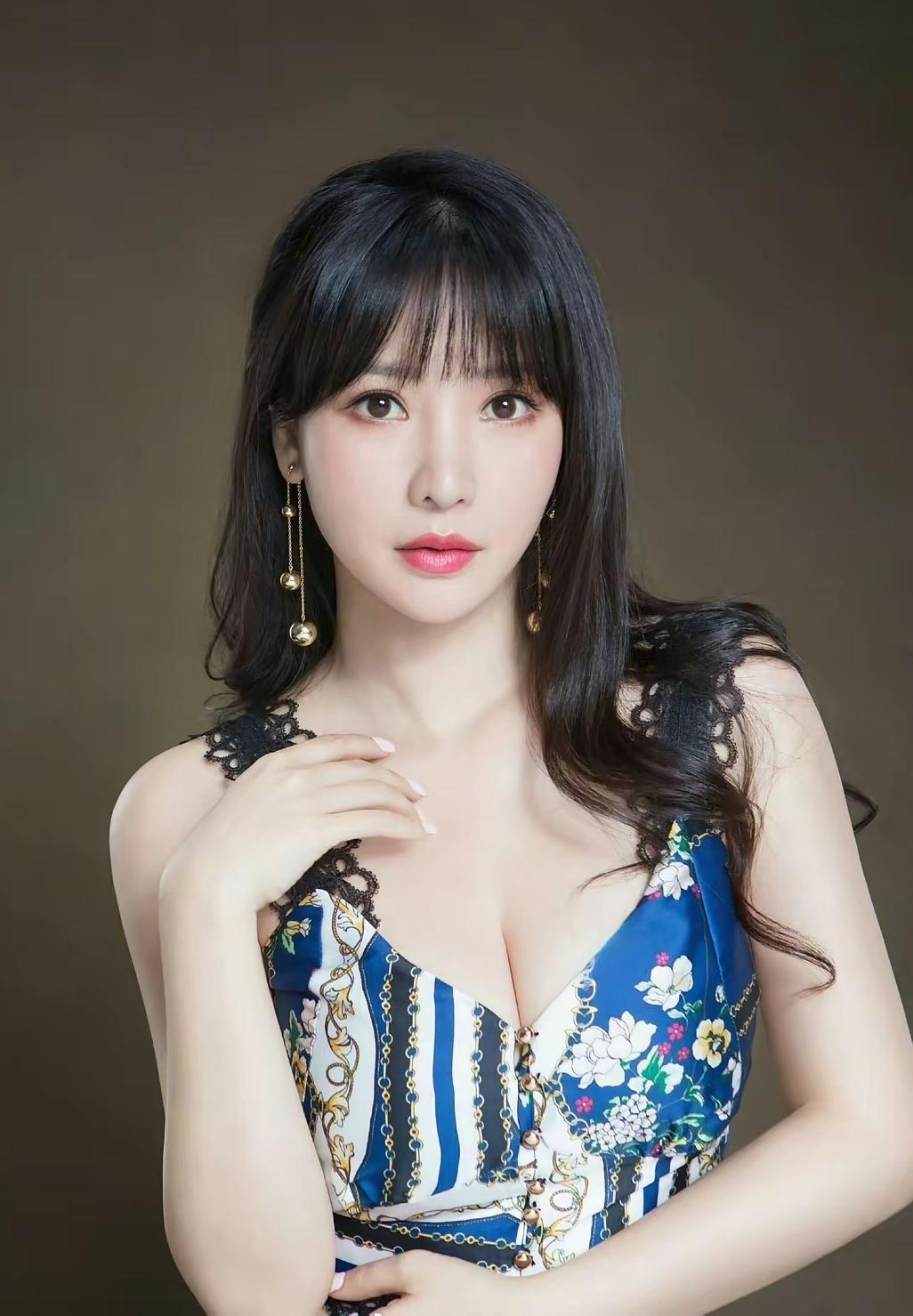 这位小姐姐真漂亮，穿得也很有气质。
