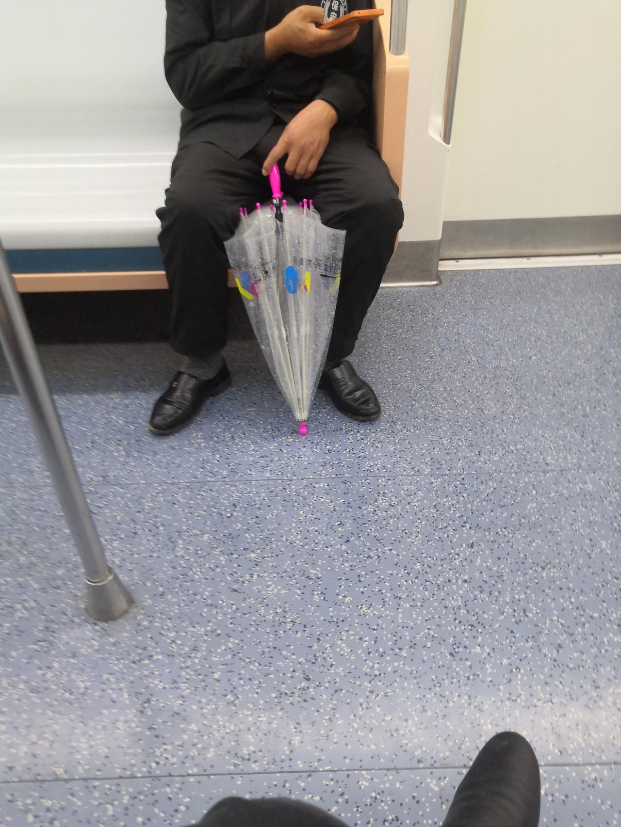 今天又是个下雨天，连续两天下雨了，真烦人，俗语到：睛百日好过，阴一天难熬。

现