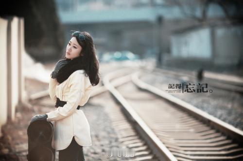 回忆，很美、却很伤；回忆、只是回不到过去的记忆；酸甜苦辣我自己尝，喜怒哀乐我自己