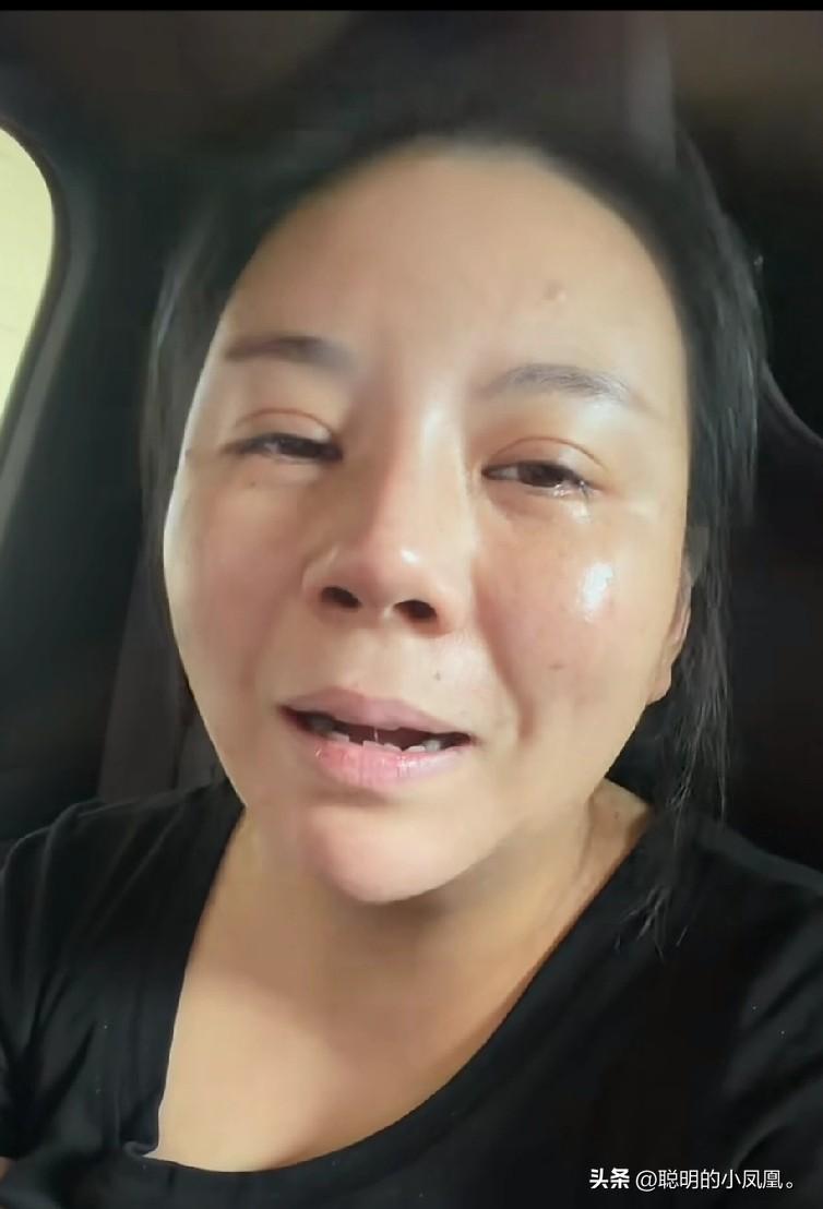 小故事！
    瞧瞧 佟小喵那哭到满脸是泪的模样，像是心都被伤透了。只当 二子