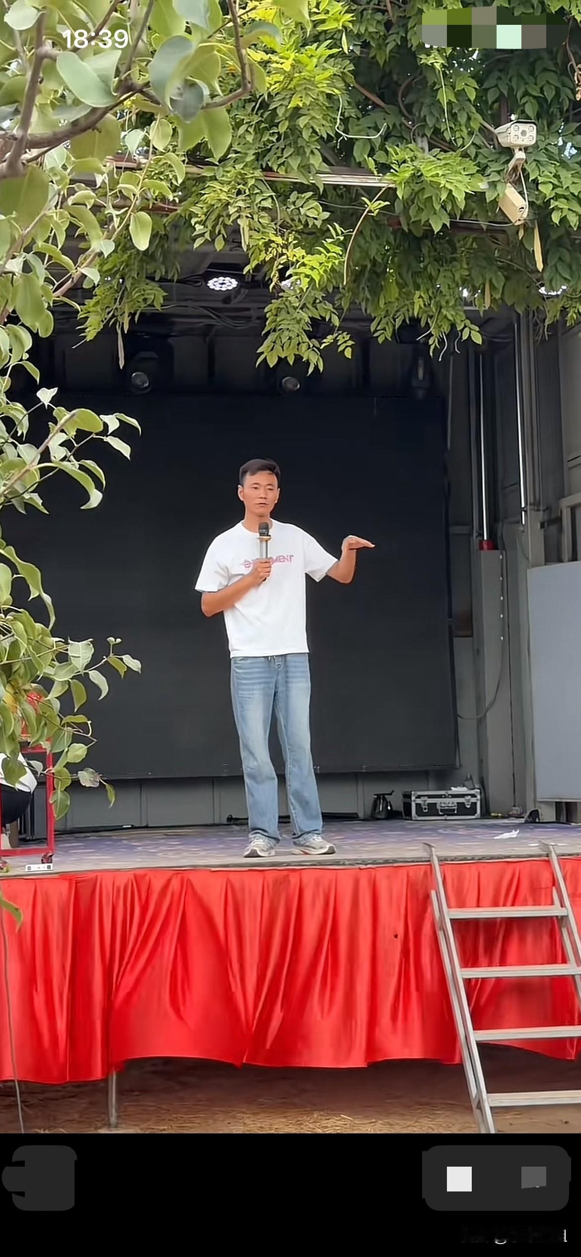 历怀远直播助农活动，越做越强大了！
亲友团都来助阵，在果园搭了舞台，办了一个特别