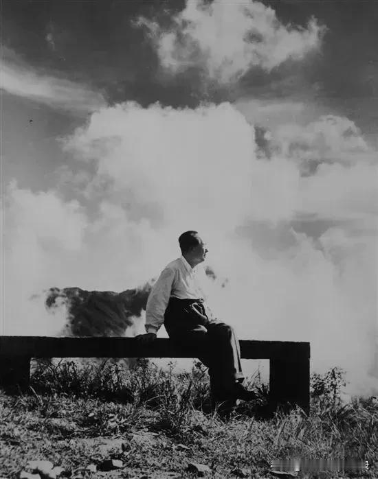 1961年庐山中央工作会议期间拍摄，彼时国内遭遇经济困难、国际局势复杂。毛主席身