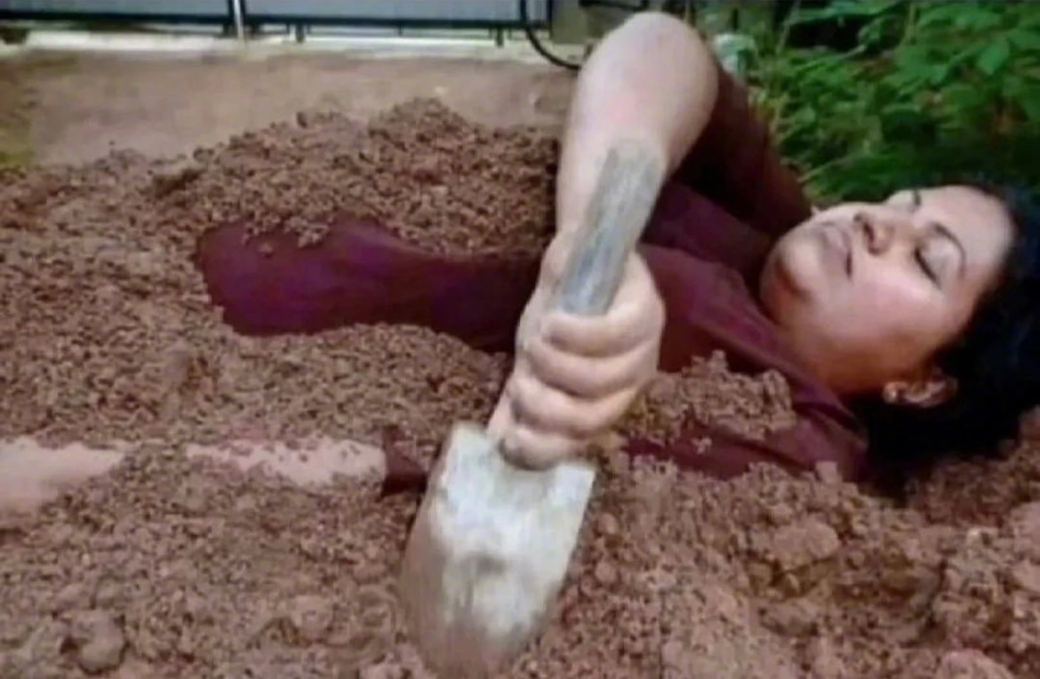 以前喜欢过一个男生，从小学喜欢到高中，但是高中我们不同学校了，我在寄宿学校，只有