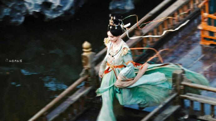 李一桐古乐风华录官宣海报 李一桐《古乐风华录》海报，这造型，这氛围感，妥妥的仙界
