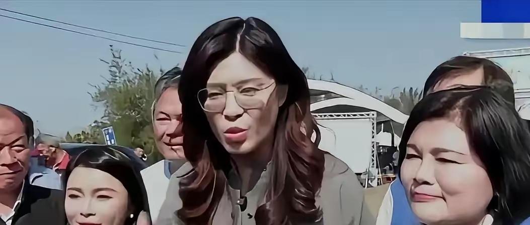 昨天还在说郑丽文和柯志恩关系紧张，可今天她一番话却让人眼前一亮。这哪里是简单化解