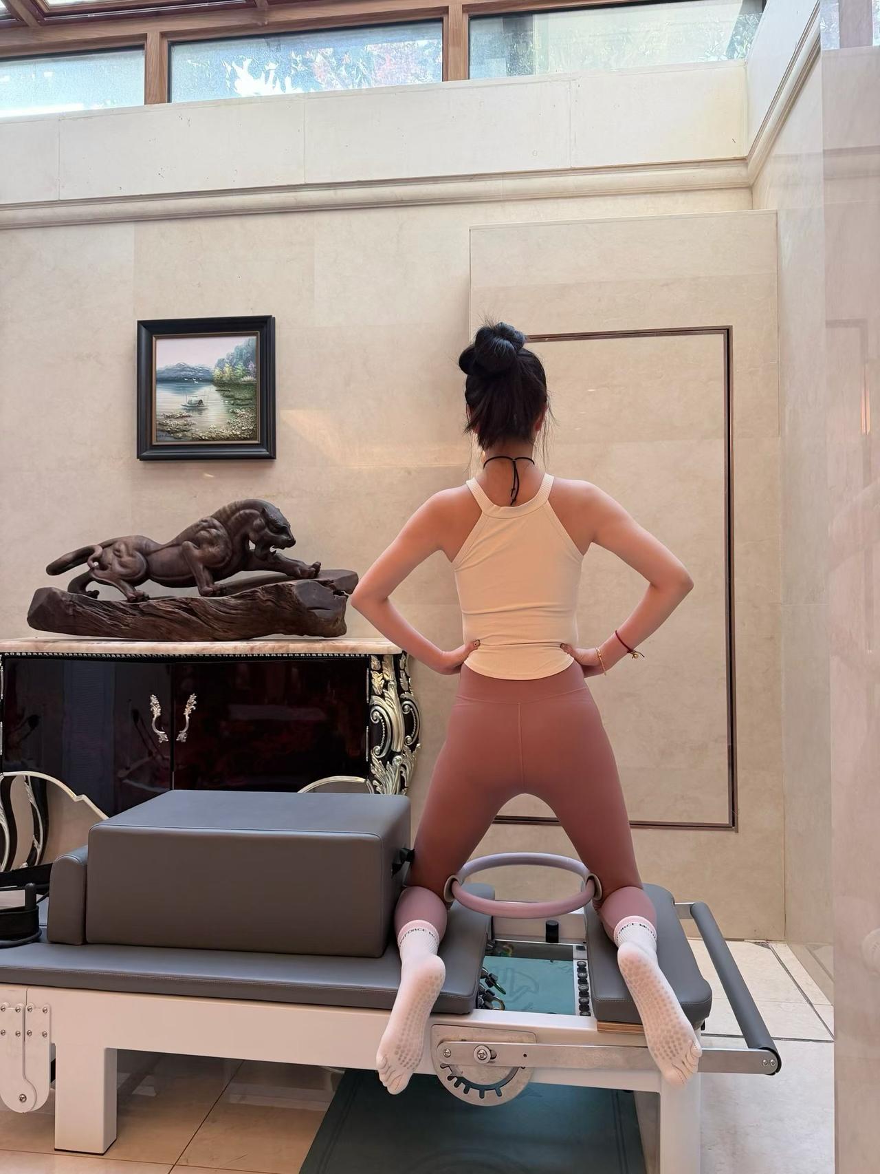 瑜伽美女的练习日常
现在女孩都喜欢瑜伽了？你喜欢吗？