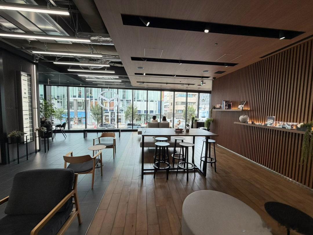 又来东京的马自达Trans了，到门口发现还有宠物活动，可以带小狗来坐Mini版M