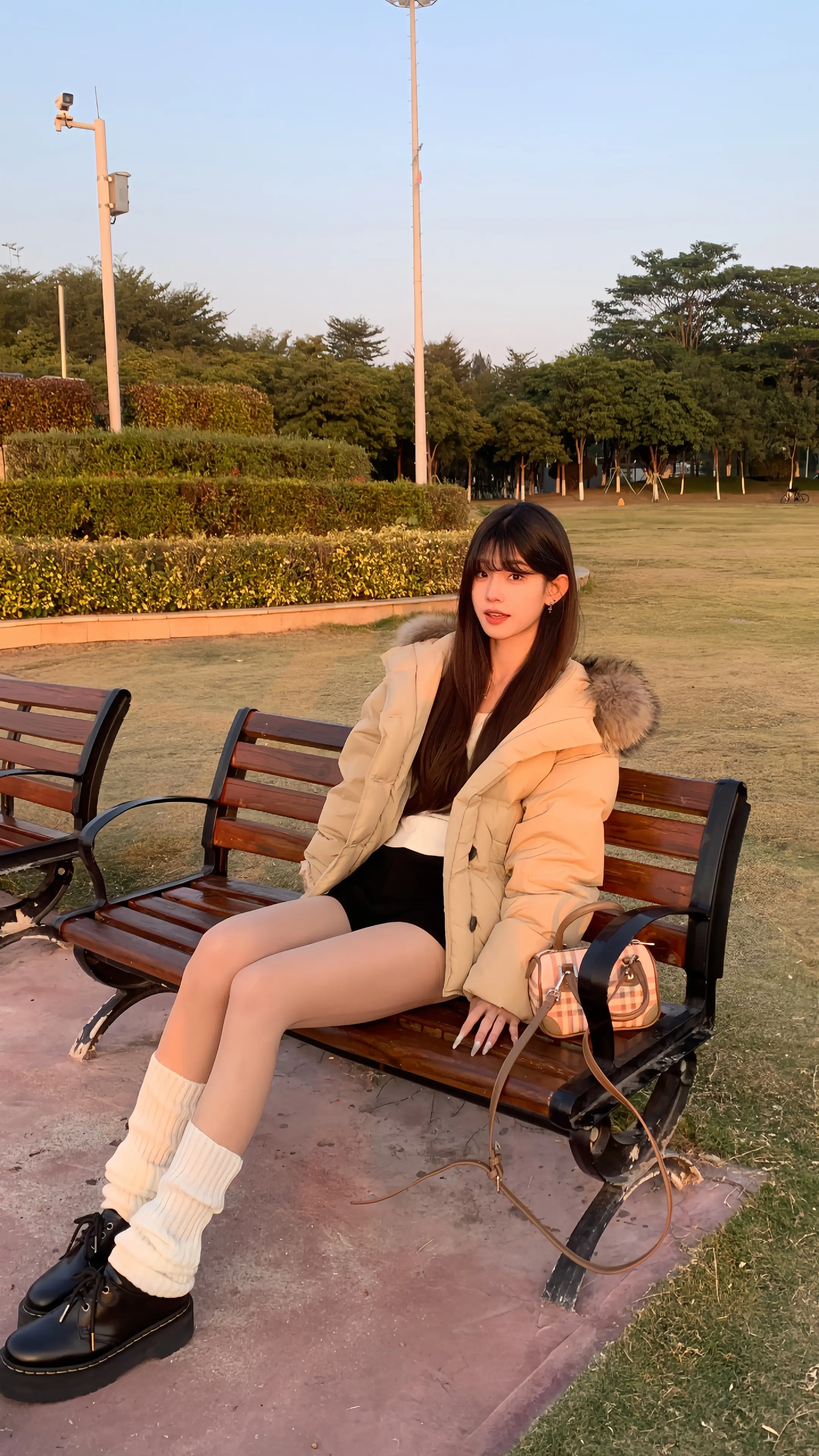 你常常不自信 怕比不上很多人 可玫瑰代替不了紫罗兰 我的爱给你兜底
