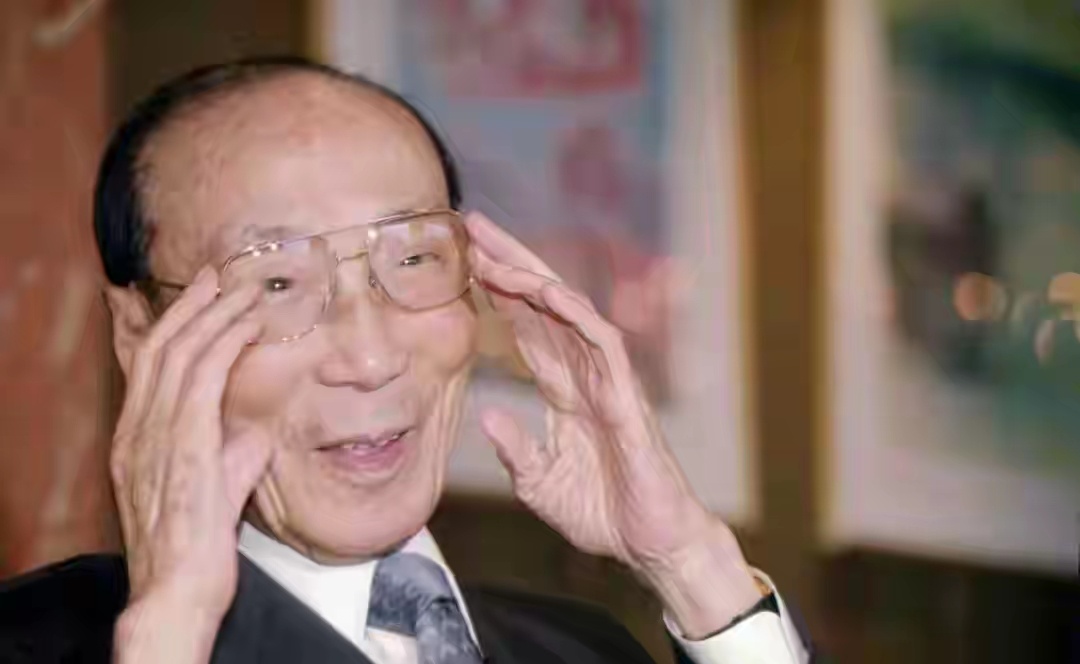 84岁的老头，和17岁嫩得能掐出水的姑娘，相差整整67岁 