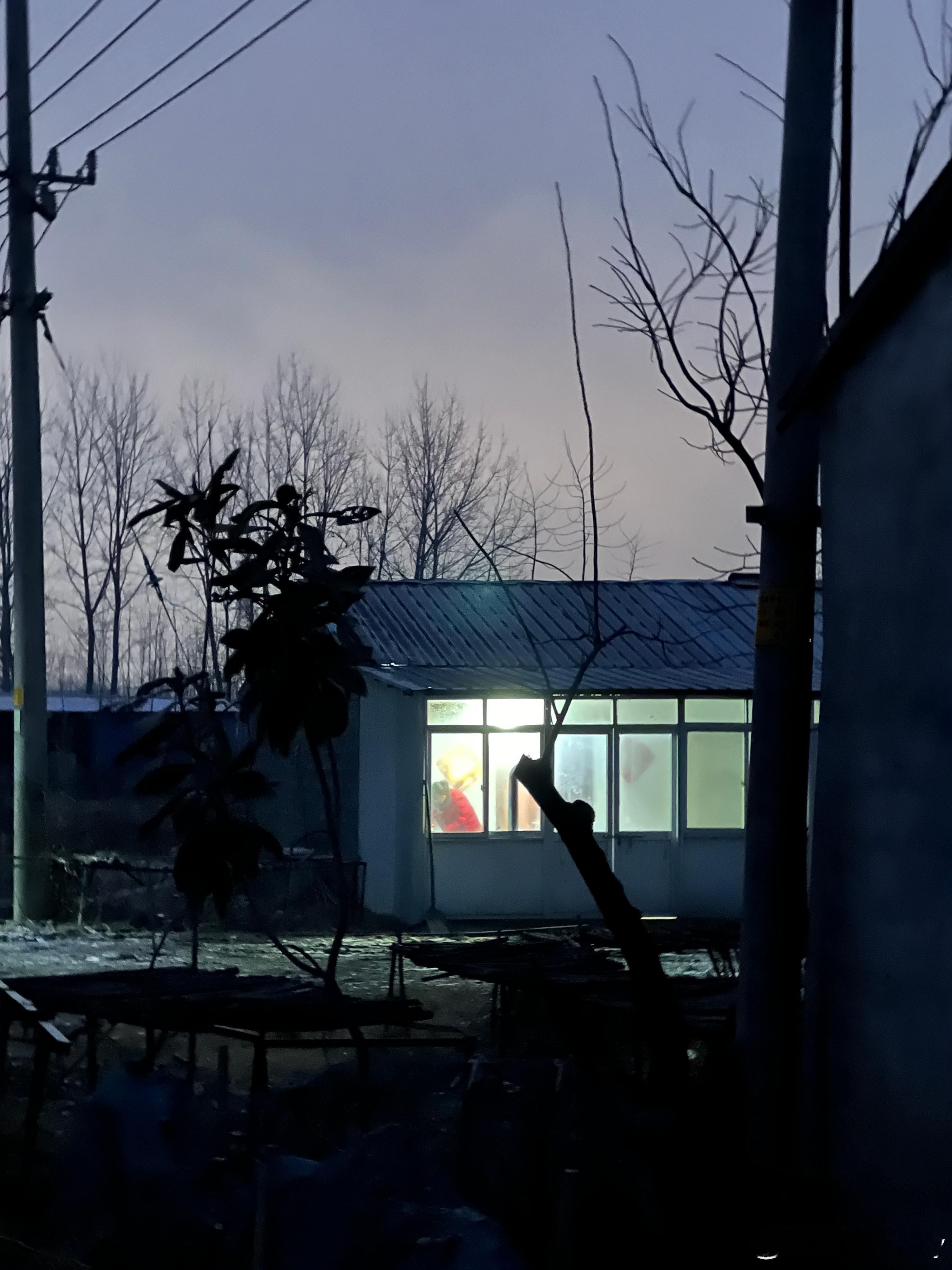 乡村日记04晚上哥哥喊我去喝两杯，我裹着帽子迎着雪前往。我们坐在大妈家冷冰冰的西