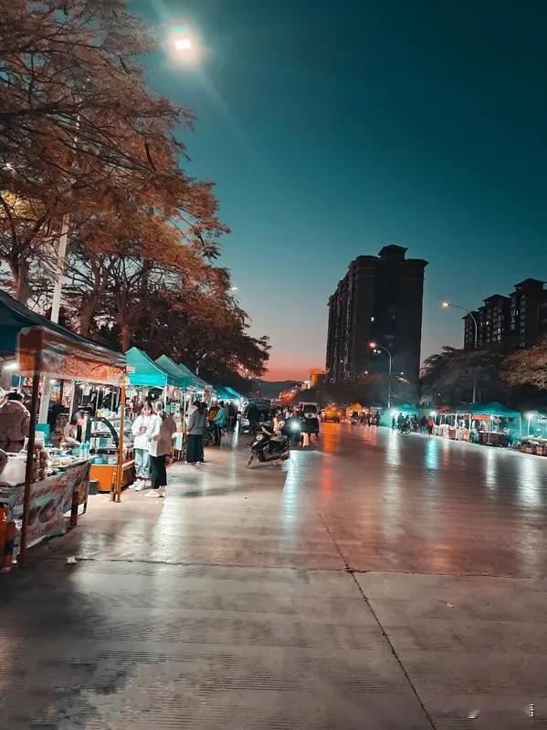 解锁夏天各式快乐！啃冰饮、逛夜市、看落日，把悠闲碎片一一打卡。抛开忙碌琐事，好好
