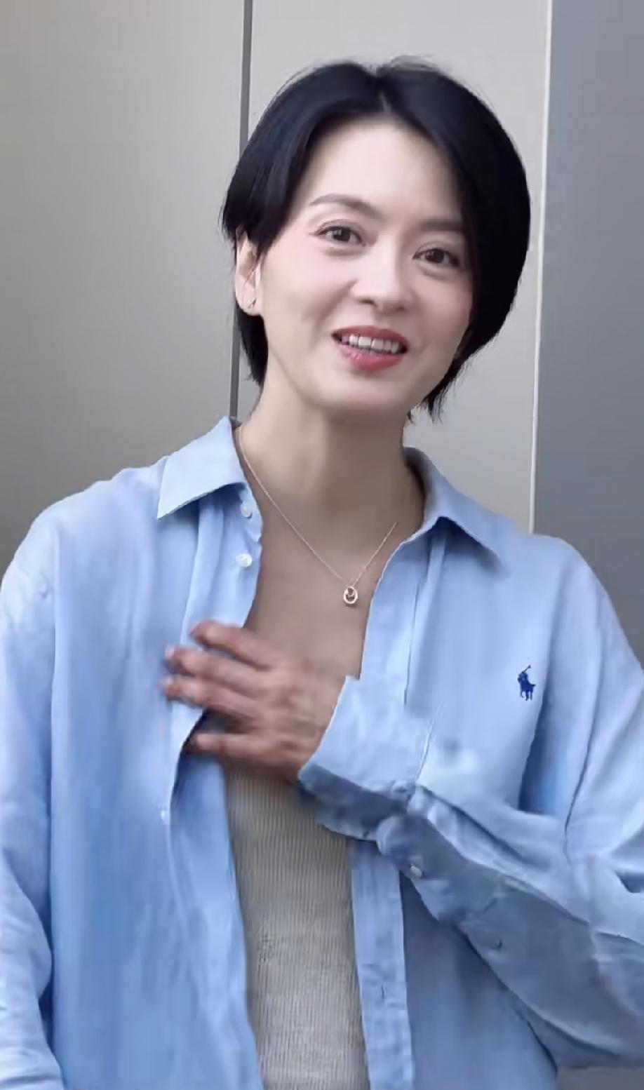 51 岁的梁咏琪，这状态保持的怎么样，超过很多同龄人了吧？
没有刻意保养，自然老