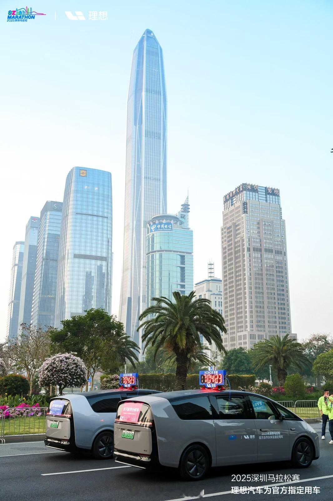 今天深圳马拉松比赛，作为赛事指定用车理想MEGA ，这张照片拍的有点意思！🏃?