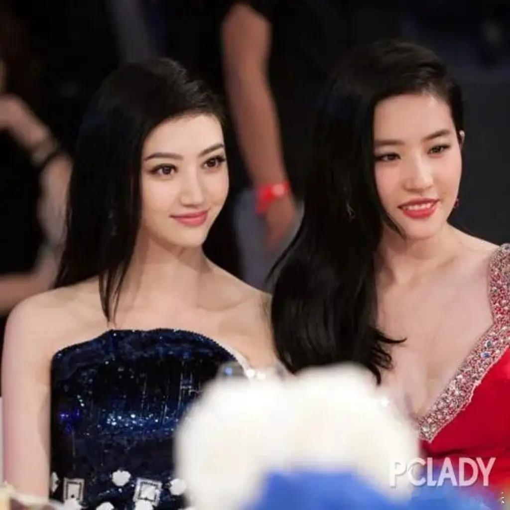 景甜当年和刘亦菲合照都不输的 ​​​