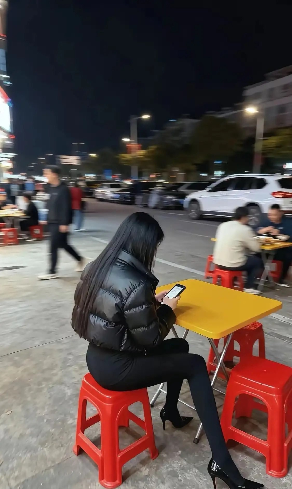 月薪一万去追她，能追上吗？ 