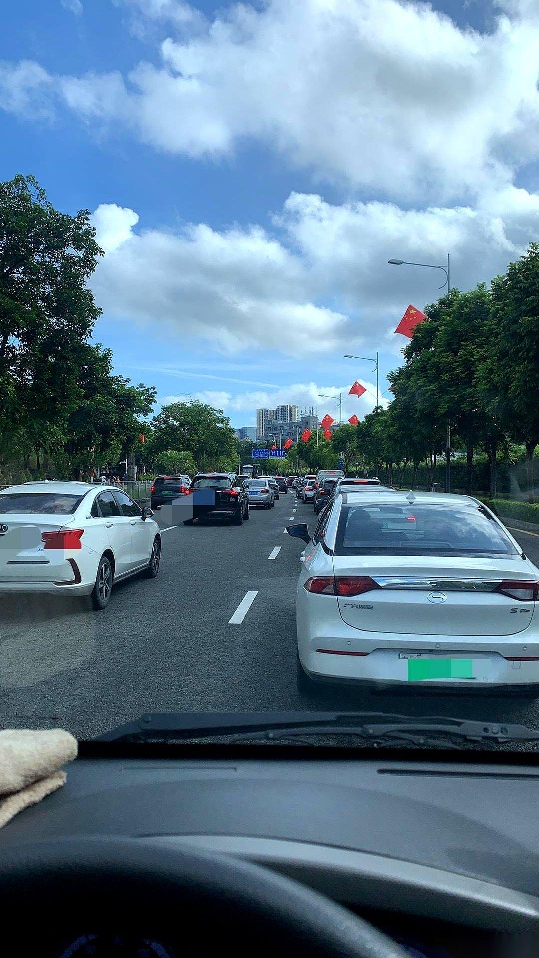 讲真的，现在在路上开车，最怕的不是你前面的车慢，是它毫无征兆地停下来。
一脚急刹