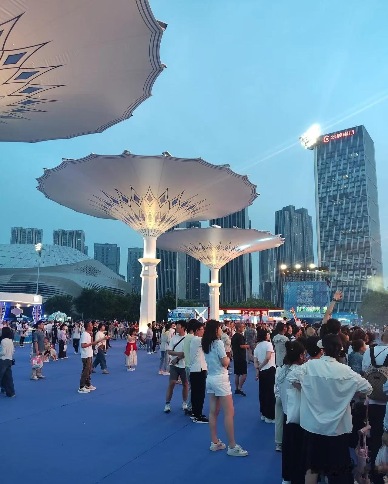 今晚东港狂欢，还有豪礼相送！

今天晚上18点，大连东港音乐喷泉广场，有夏夜本土