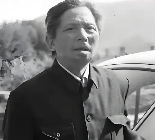 1971年，黑龙江一位退伍老兵去打油，偶然间瞥见了油票印章上的名字，当即大惊失色