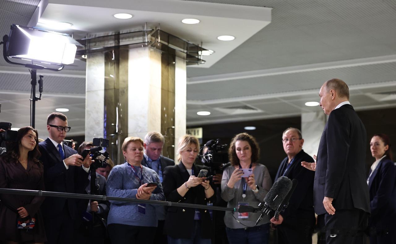 【普京：拥有数据库的人可以形成一种世界观】
新德里时间2025年12月4日（播出