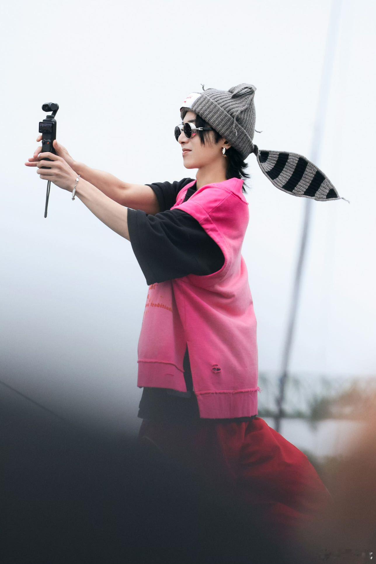 华晨宇突袭上台 海口演唱会第三天，开场前提前跑上台和歌迷合影。全场瞬间从静谧切换