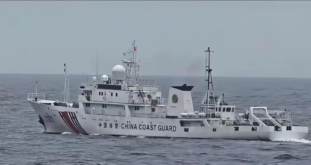 东沙爆发激烈对峙，台中舰威胁采取行动后，直接提速对着大陆海警船冲了过去，奉命撞舰